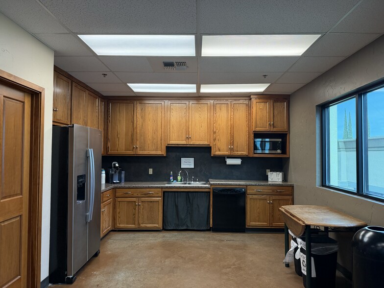 More Photos Of 1414 E F St, Oakdale Office For Sale