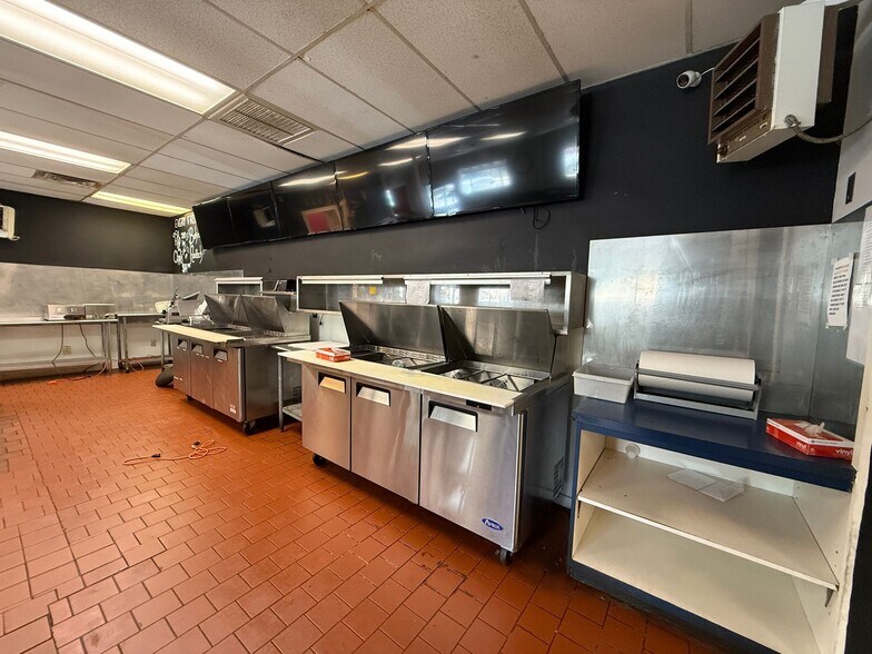 More Photos Of 643 Chandler St, Worcester Restaurant For Lease