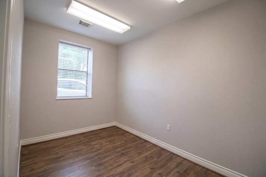 More Photos Of 404 Newport Blvd, League City Flex For Sale