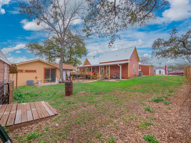 More Photos Of 1307 Wright St, Llano Freestanding For Sale