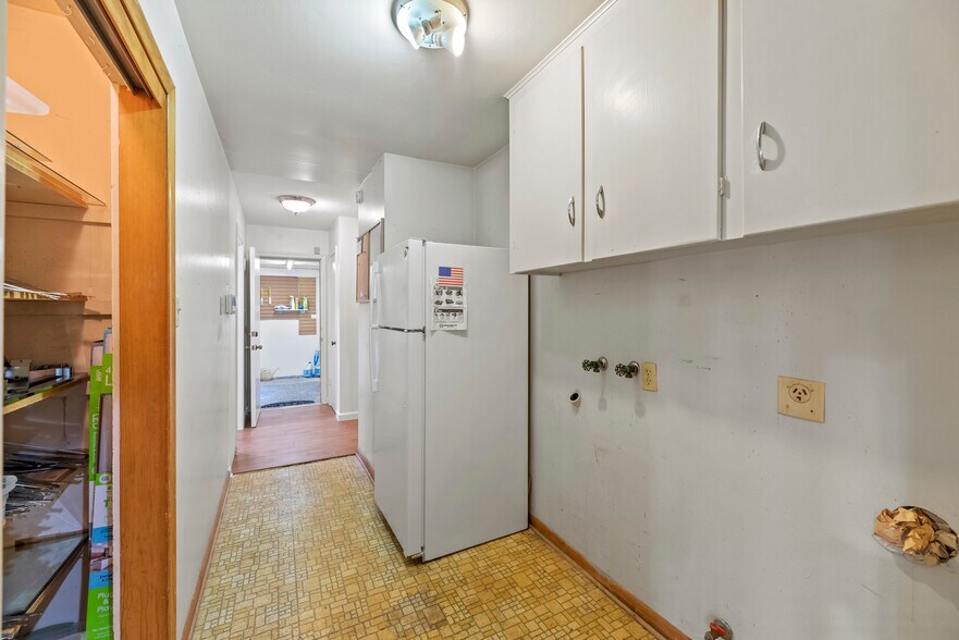 More Photos Of 1001 Avenue B, Katy Storefront Retail Office For Lease