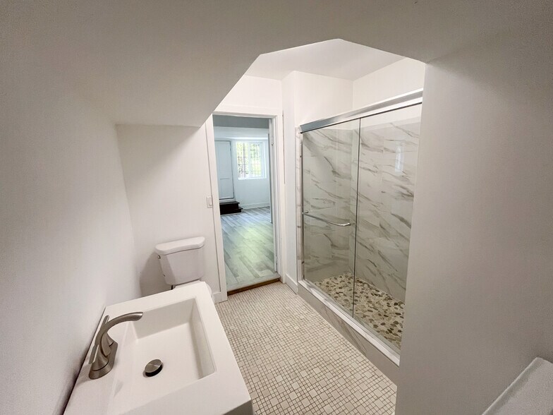 More Photos Of 658 S Bronson Ave, Los Angeles Office Residential For Lease