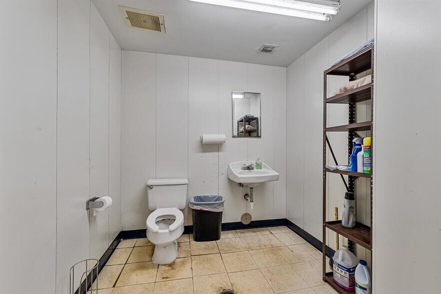 More Photos Of 411 Solida Rd, South Point Storefront For Sale