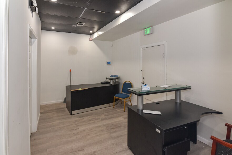 More Photos Of 5900 York Rd, Baltimore Storefront Retail Office For Sale