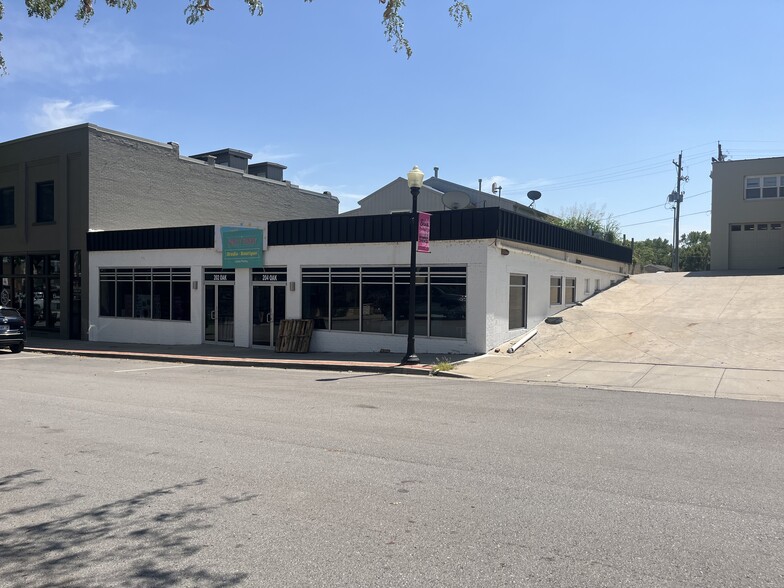 Primary Photo Of 202 Oak St, Bonner Springs Storefront For Sale