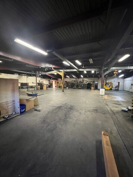 More Photos Of 50 Thomaston Rd, Litchfield Warehouse For Lease