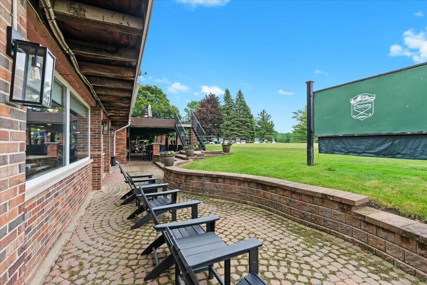 More Photos Of 9512 E Lippincott Blvd, Davison Golf Course Driving Range For Sale