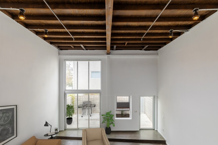 More Photos Of 2100 Abbot Kinney Blvd, Venice Office For Lease