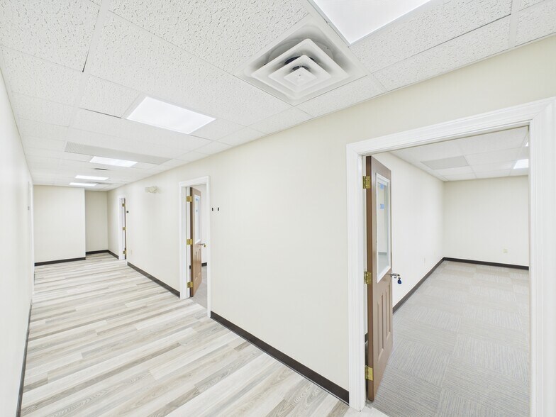 More Photos Of 2358 W 23rd St, Bellaire General Retail For Sale