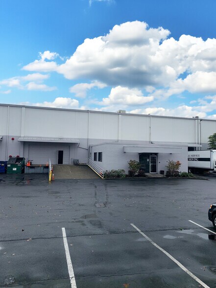 More Photos Of 551-567 Strander Blvd, Tukwila Warehouse For Lease