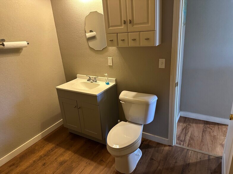 More Photos Of 4024 Main St, Durant Storefront Retail Office For Lease