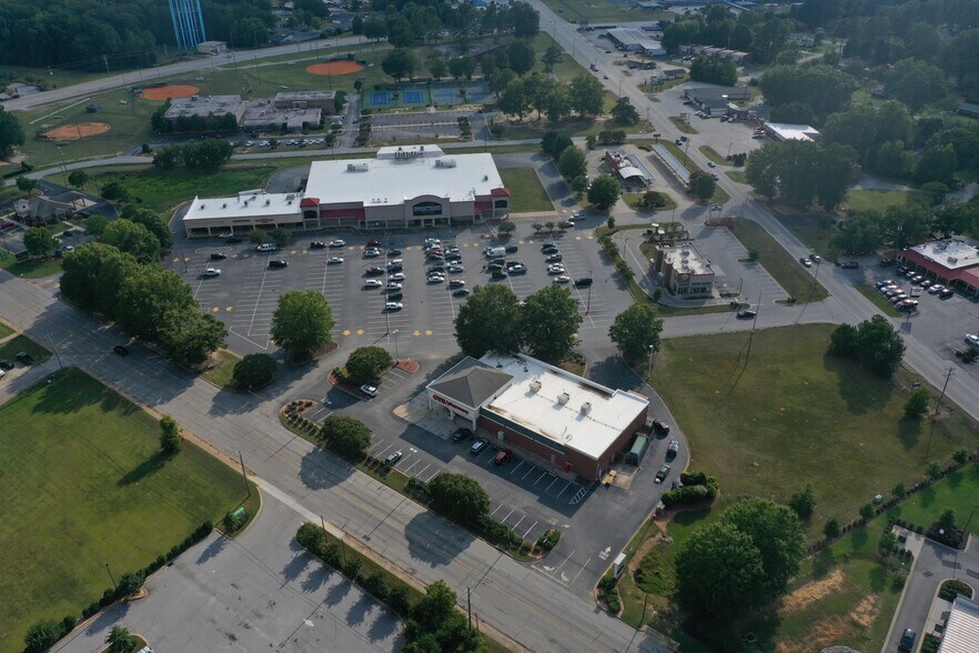 More Photos Of 927 S Broad St, Clinton Unknown For Lease