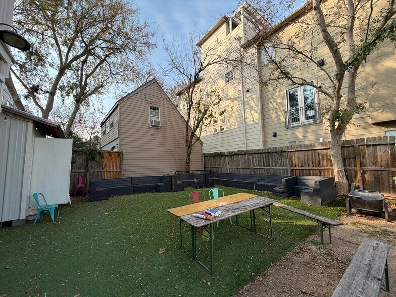 More Photos Of 402 Hyde Park Blvd, Houston Multifamily For Sale
