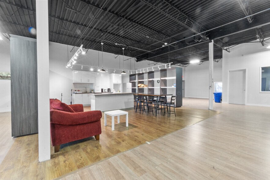 More Photos Of 609-649 Montée De Liesse, Saint-Laurent Warehouse For Sale