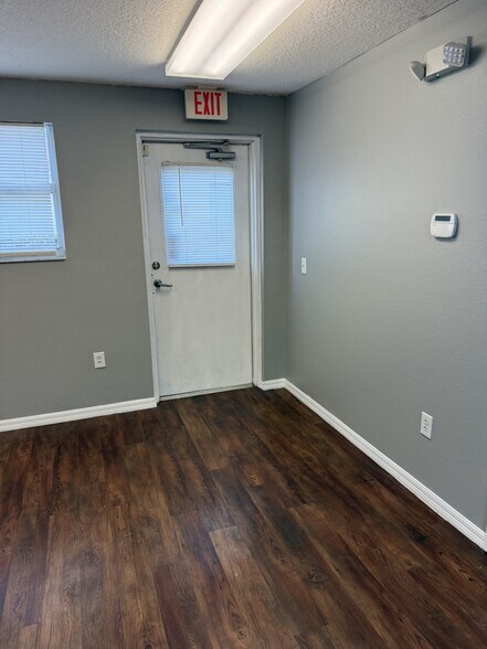 More Photos Of 3111 Skyway Cir, Melbourne Warehouse For Lease