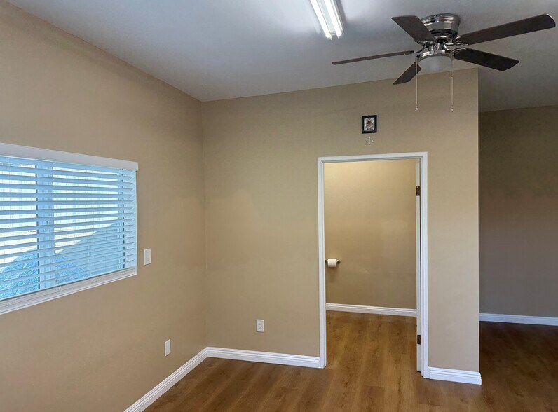 More Photos Of 418 S Lake St, Burbank Contractor Storage Yard For Sale