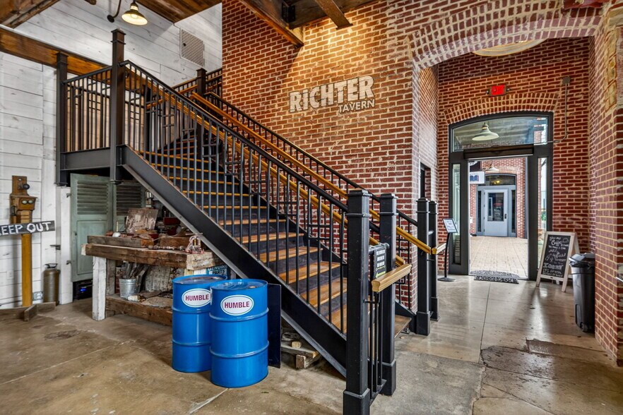 More Photos Of 153 S Main St, Boerne General Retail For Lease