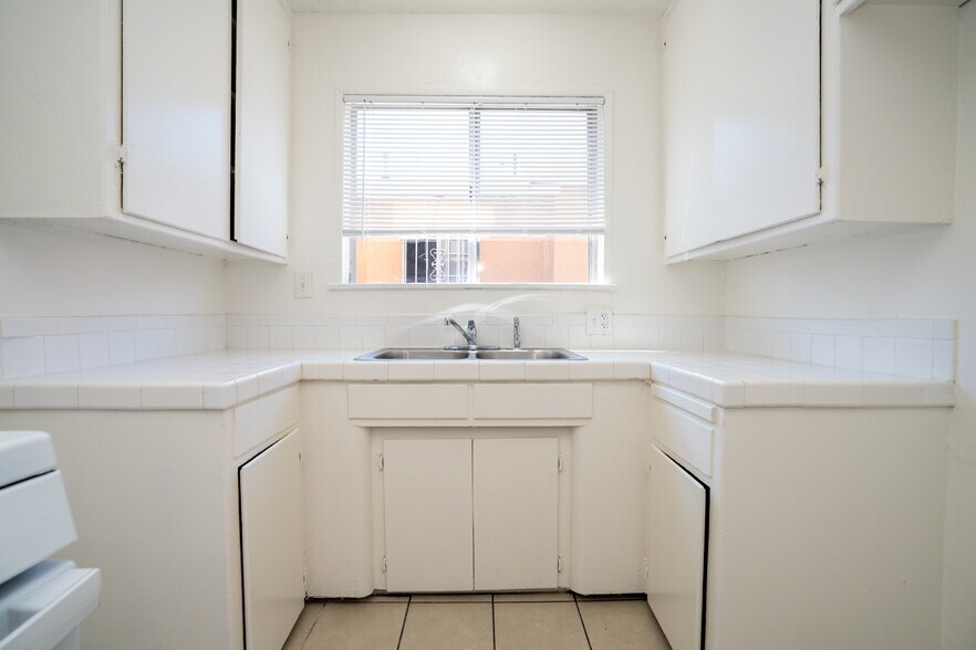 More Photos Of 1433 E 61st St, Los Angeles Apartments For Sale