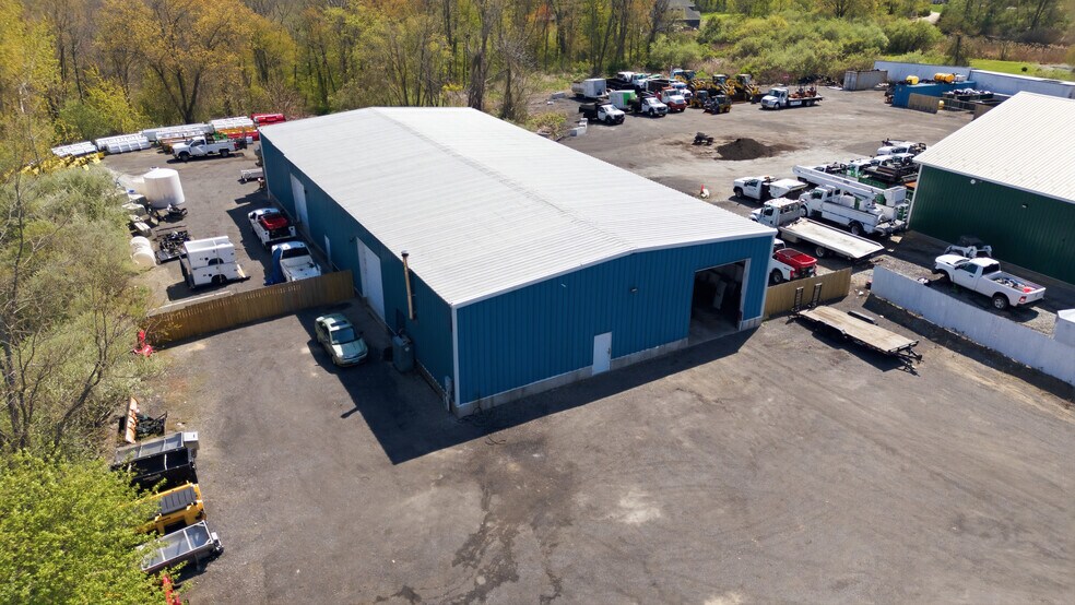 More Photos Of 11 Tyler Dr, North Franklin Showroom For Sale