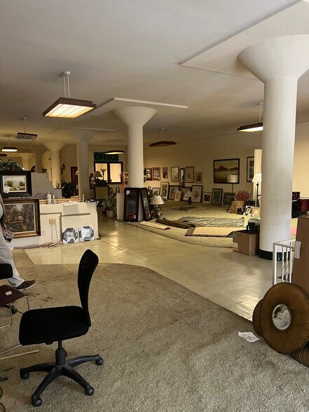 More Photos Of 740 8th Ave, Huntington Warehouse For Lease