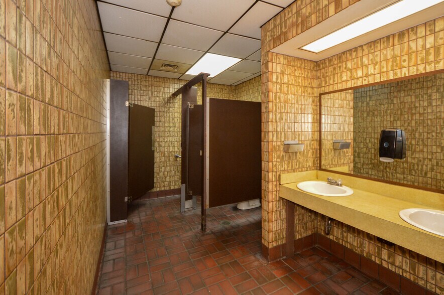 More Photos Of 59 S Wyoming Ave, Edwardsville Freestanding For Lease