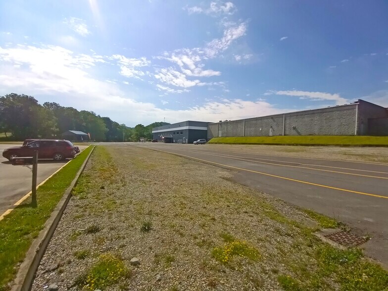 More Photos Of 1489 Milford St S, Clarksburg Office For Lease