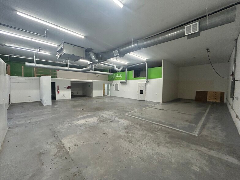 More Photos Of 979-987 Riverside St, Portland Distribution For Lease