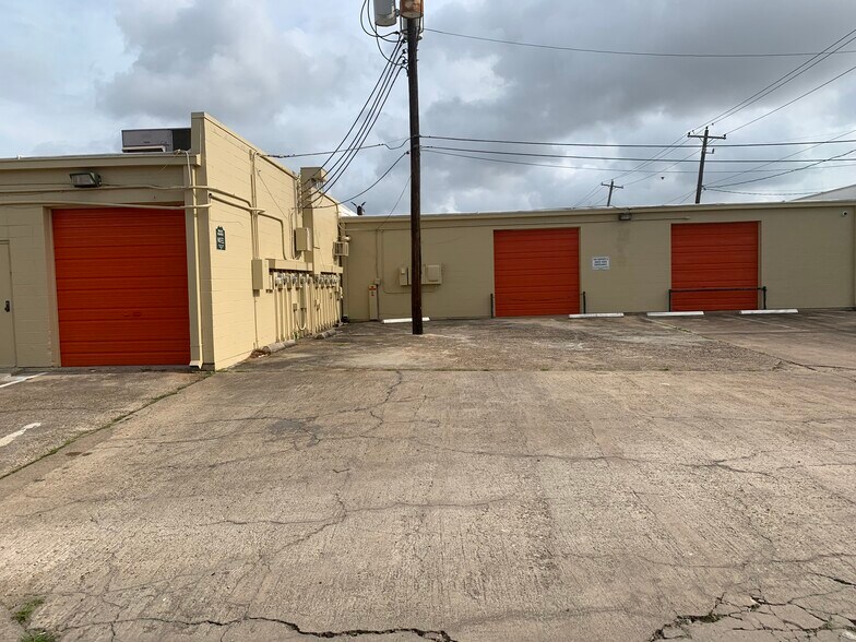 More Photos Of 6003 Bellaire Blvd, Houston Storefront For Lease