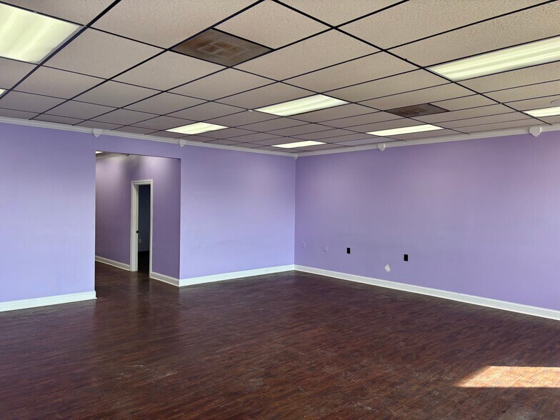 More Photos Of 19582-19598 Middlebelt Rd, Livonia Unknown For Lease