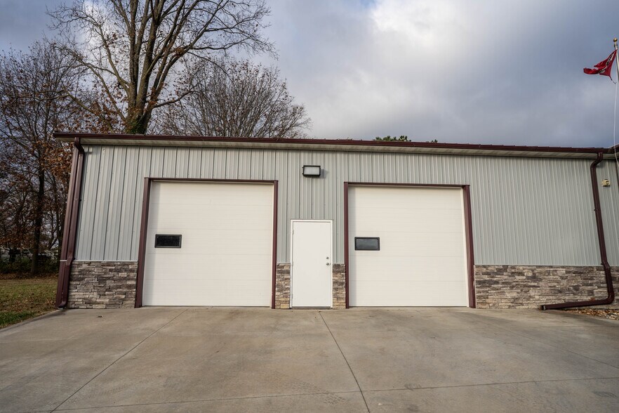 More Photos Of 200 S Memorial Dr, Independence General Retail For Lease