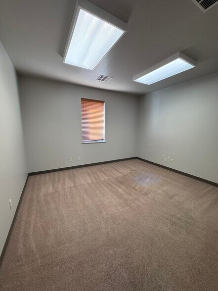 More Photos Of 1448 N Mustang Rd, Mustang Office For Lease