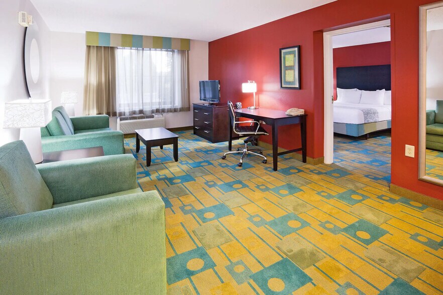 More Photos Of 5423 N Port Washington Rd, Glendale Hotel For Sale