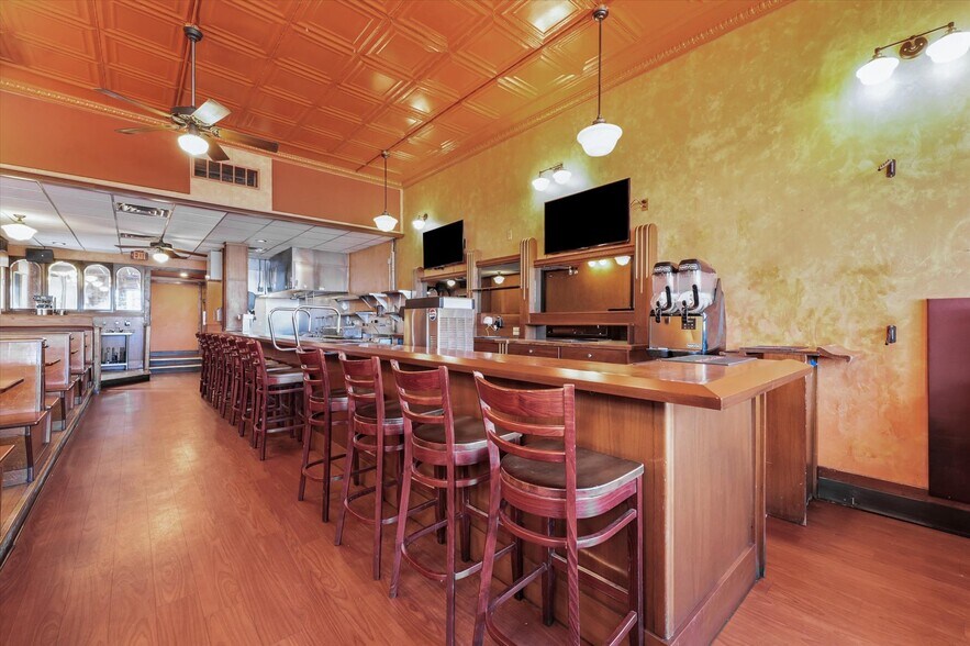 More Photos Of 201 N Broadway Ave, Urbana Restaurant For Sale