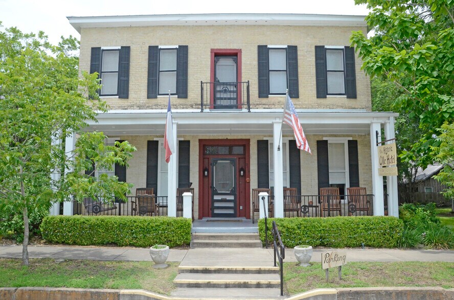 Primary Photo Of 218 S Market St, Flatonia Hotel For Sale