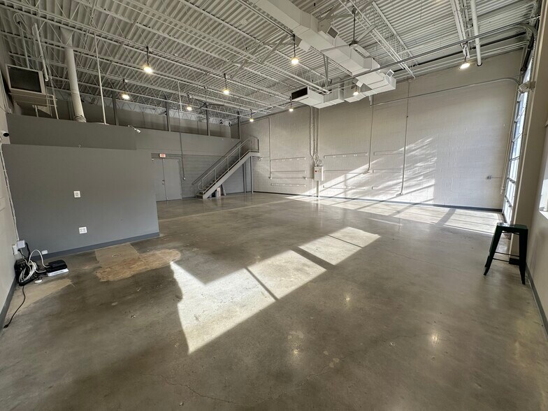 More Photos Of 287 Sunset Park Dr, Herndon Showroom For Lease