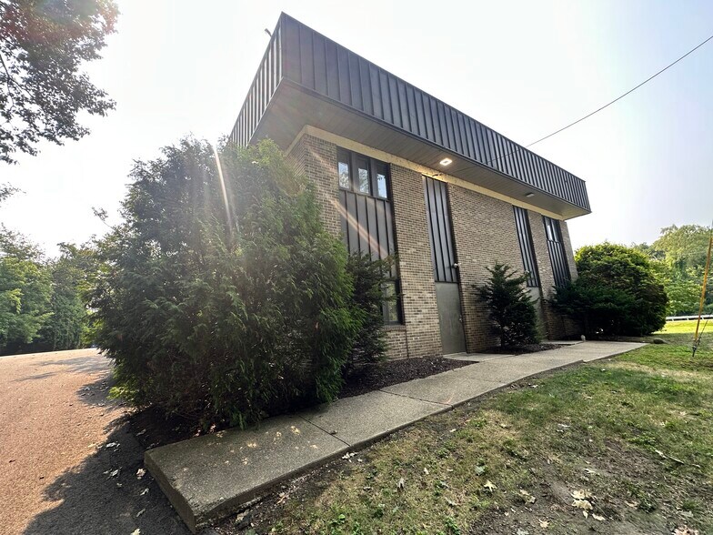 More Photos Of 106 Nate Whipple Hwy, Cumberland Office For Lease