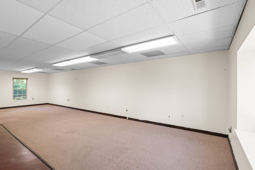 More Photos Of 7003 Kilworth Ln, Springfield Office For Sale