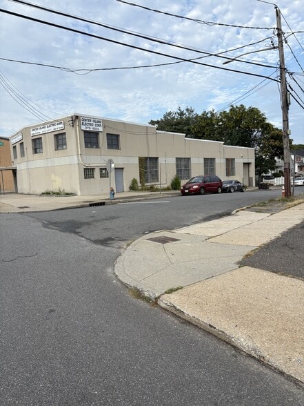 More Photos Of 96 Nassau Rd, Roosevelt Industrial For Lease