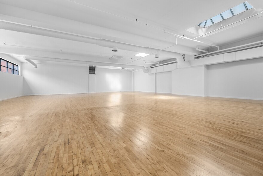 More Photos Of 211 N 11th St, Brooklyn Storefront Retail Office For Lease