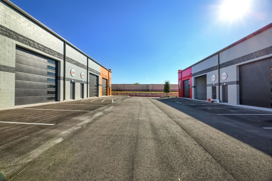 More Photos Of 2100 Double Creek Dr, Round Rock Warehouse For Lease