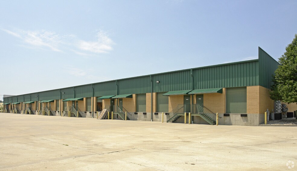 More Photos Of 680 Crown Industrial Ct, Chesterfield Flex For Lease