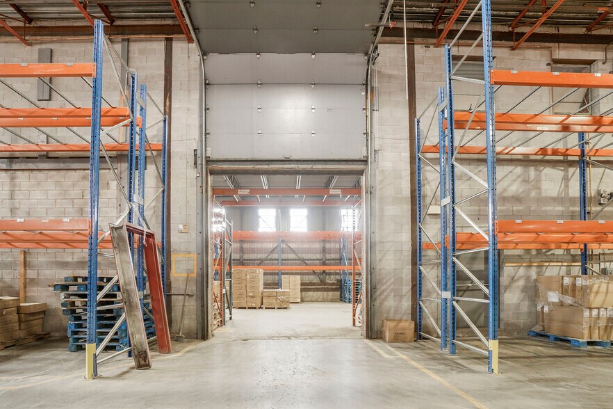More Photos Of 1280 Boul Jules-Poitras, Montréal Warehouse For Lease