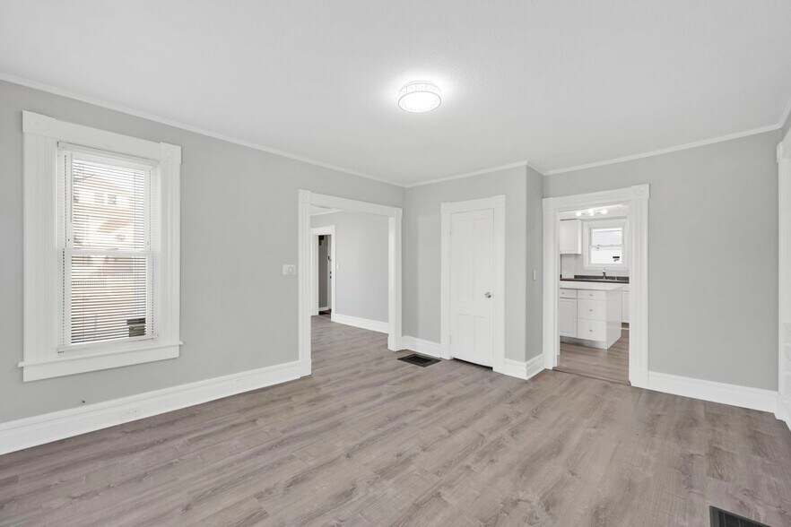 More Photos Of 142 Dickinson St, Springfield Flex For Sale