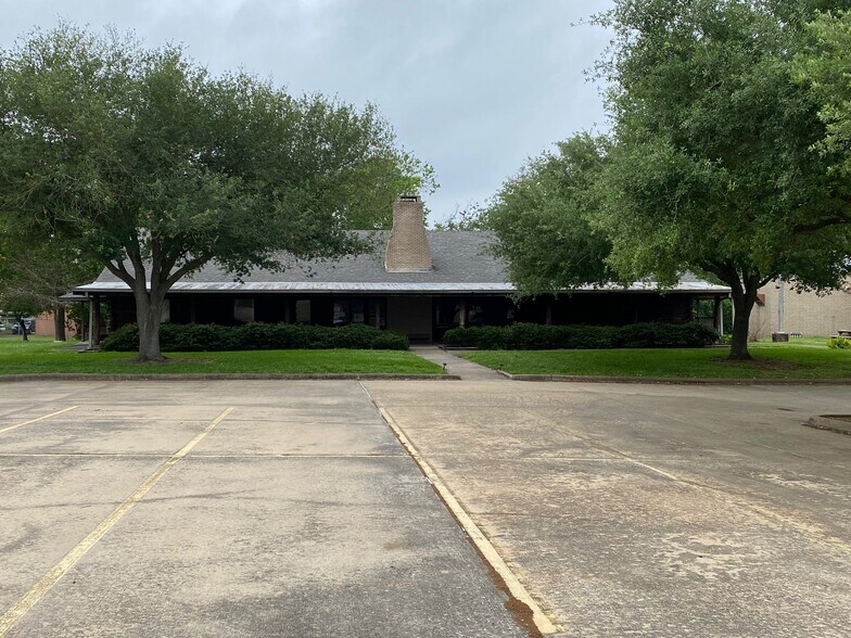 1062 Fairmont Pky, Pasadena, TX 77504