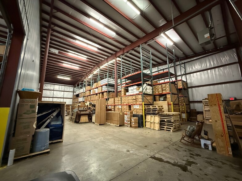 More Photos Of 5699 Maelou Dr, Hamburg Warehouse For Lease