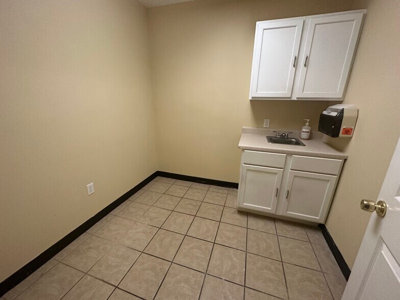 More Photos Of 8736 Chef Menteur Hwy, New Orleans Medical For Lease