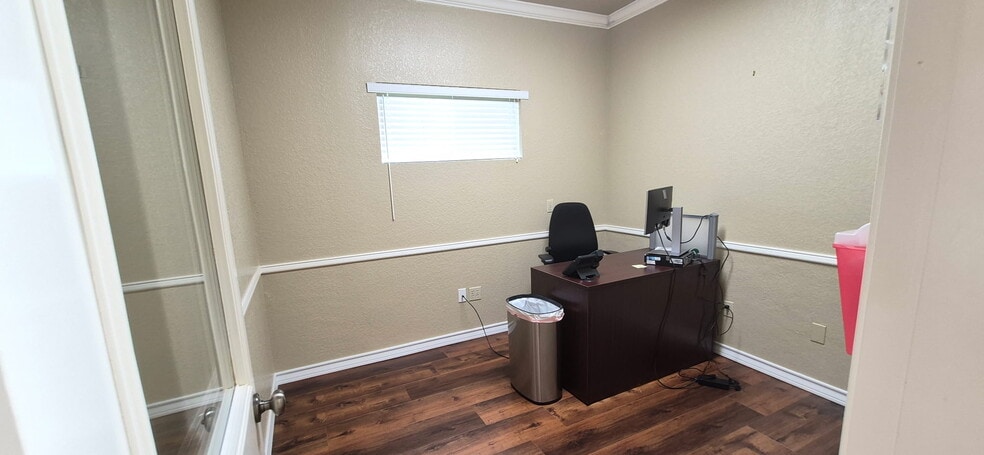 More Photos Of 606 S Harbor Ct, Granbury Office For Lease