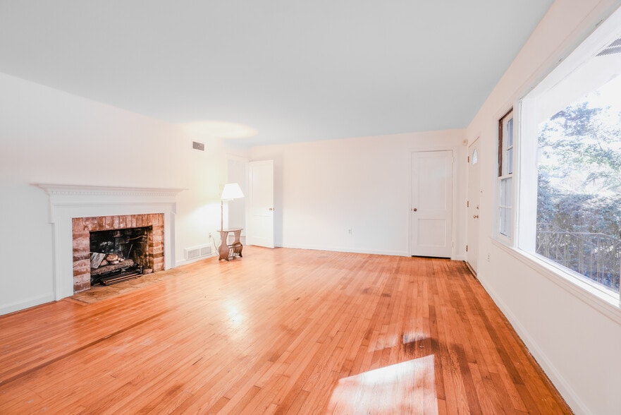 More Photos Of 112 E Derenne Ave, Savannah Office For Sale