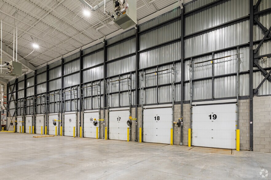 More Photos Of 235 Rue Isabey, Montréal Warehouse For Lease