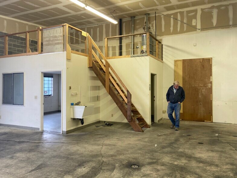 More Photos Of 412 and 414 Eads Street, Medford Warehouse For Lease